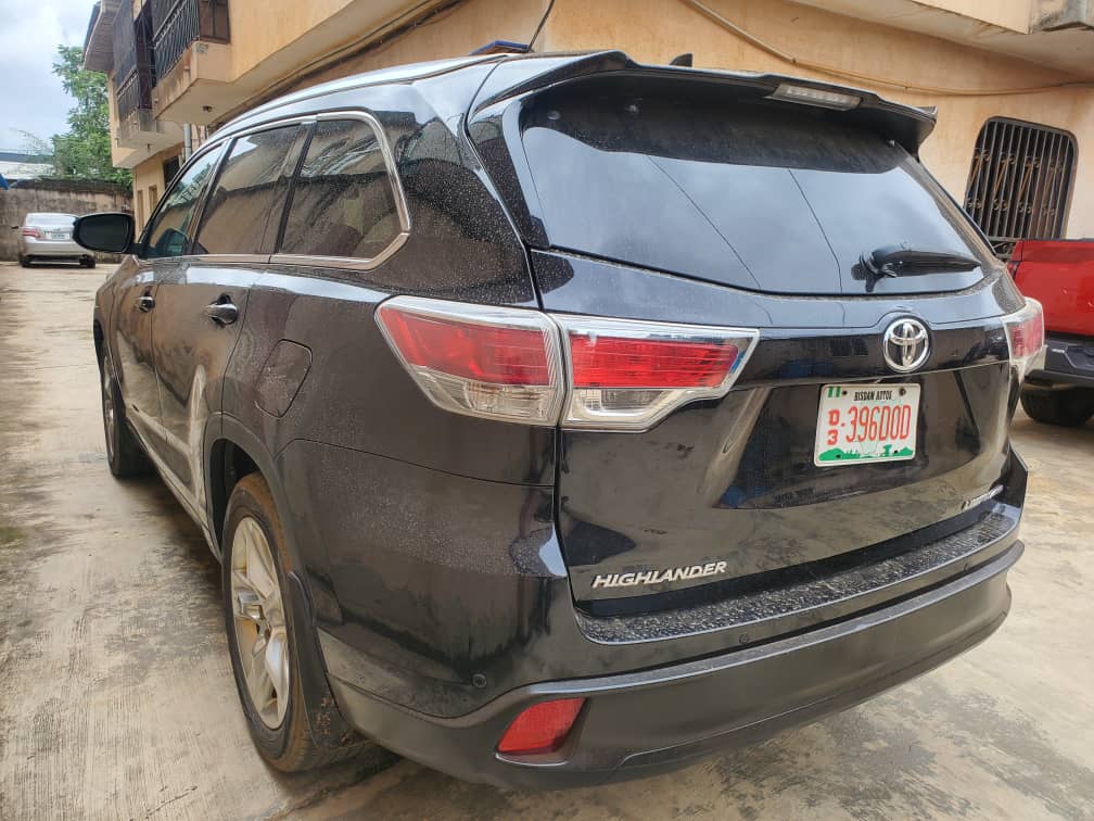 Toyota Highlander Limited Platinum 4dr SUV (3.5L 6cyl 6A) 2015 Black photo 2
