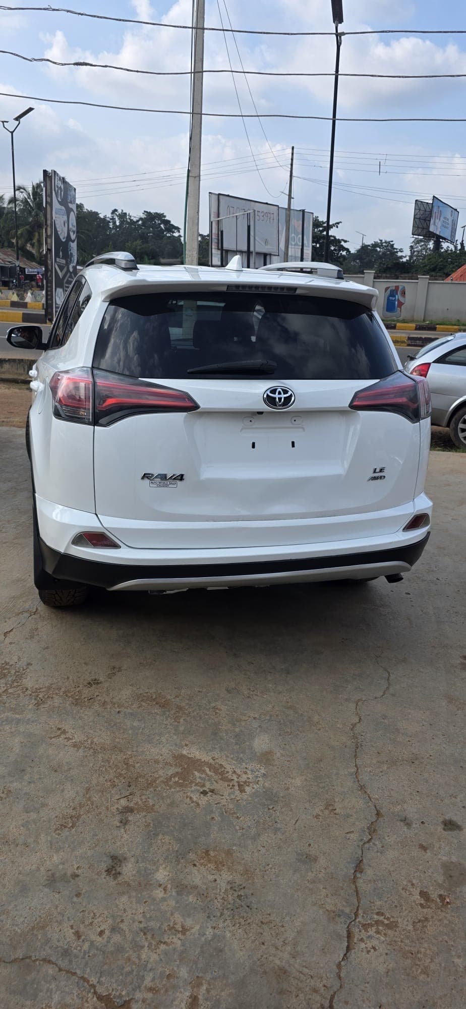2018 Toyota RAV4 LE photo 2