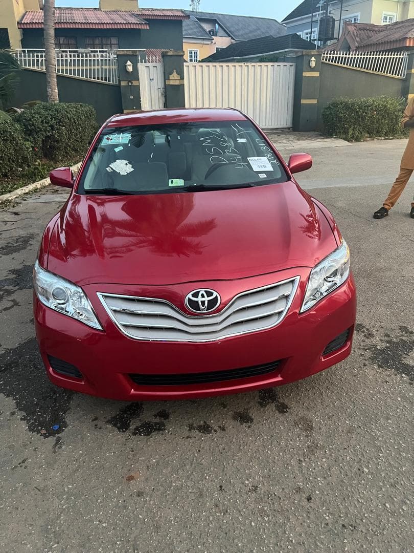2011 Toyota Camry in red. photo 4