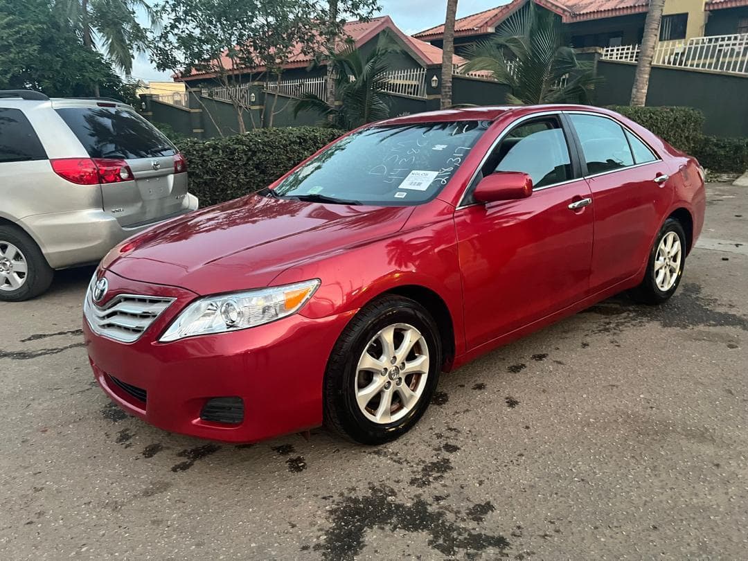 2011 Toyota Camry in red. photo 5