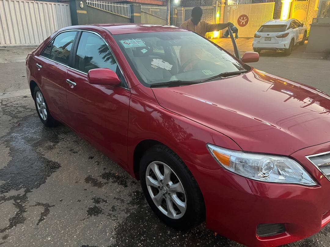 2011 Toyota Camry in red. photo 2