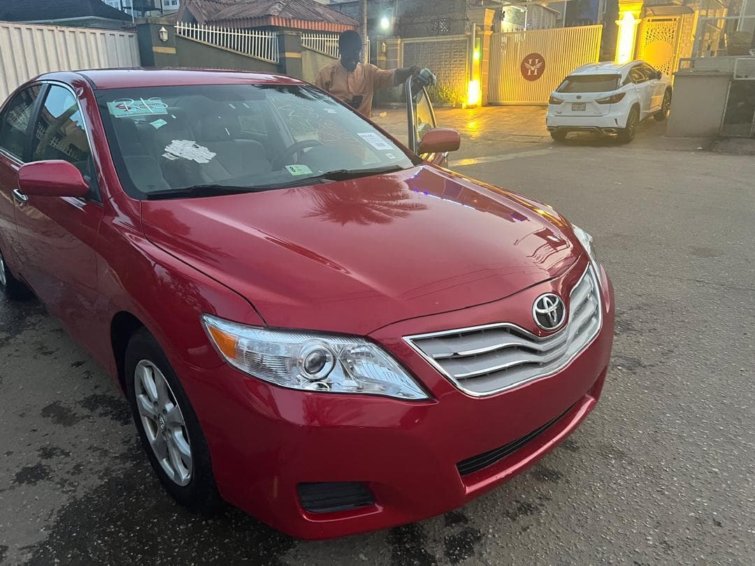 2011 Toyota Camry in red. photo 3