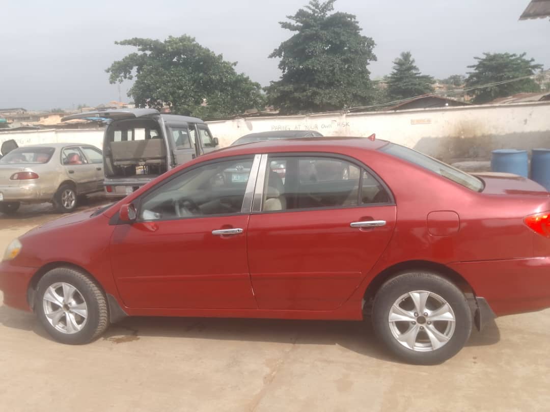 2004 Toyota Corolla photo 2
